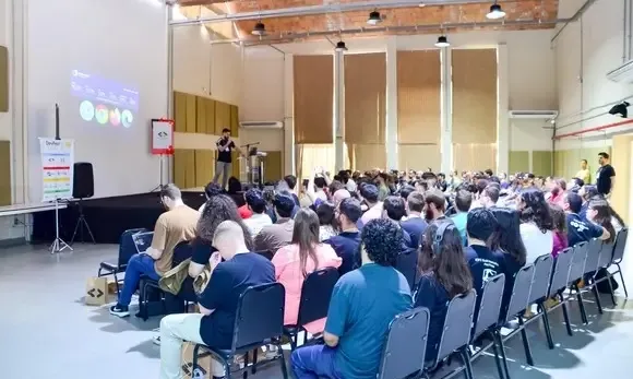 palestra no evento GDG Devfest RS 2024 sobre "Web Apis, O front-end além de botões coloridos"