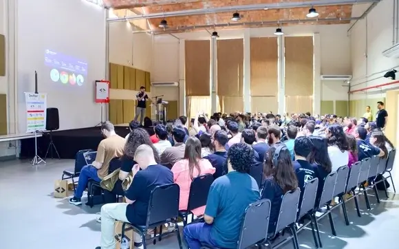 palestra no evento GDG Devfest RS 2024 sobre "Web Apis, O front-end além de botões coloridos"